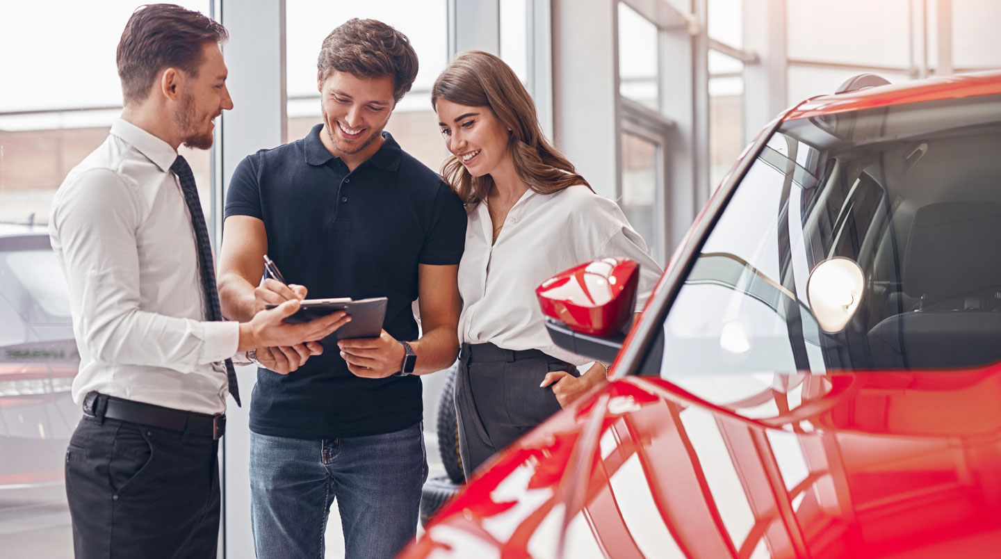 Intérieur du compartiment de chargement d'une Peugeot 208 Société avec outillage professionnel rangé : perceuse électrique, mallettes de tournevis, niveau à bulle, pinces, caisse à outils compartimentée